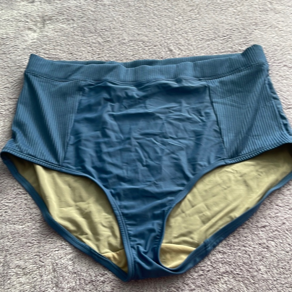 🌸 Cacique Swim Bottoms size 18